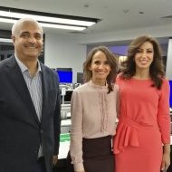 من اليمين: فيروز زياني بجوارها مريم أوباييش وخليل بن الدين يسارا في غرفة أخبار (...)